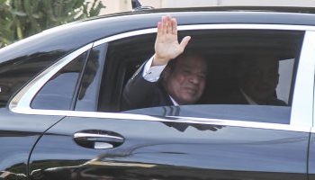 Le Président Al-Sissi salue le public après avoir voté