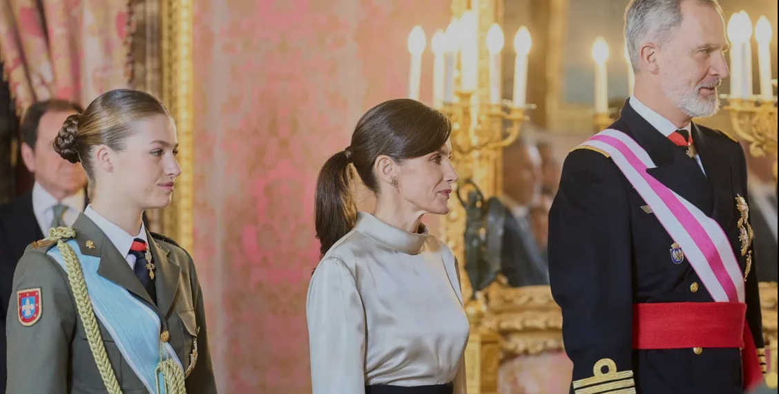 La princesse Leonor en tenue militaire aux côtés de sa mère 1 - Le Progrès Egyptien