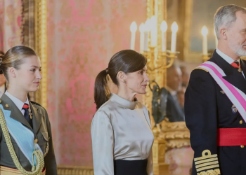 La princesse Leonor en tenue militaire aux côtés de sa mère