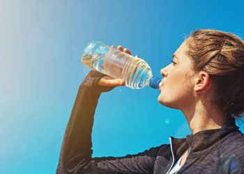 Des milliers de nanoplastiques dans l’eau en bouteille 