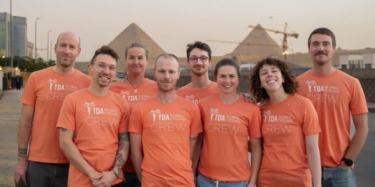 Le Tour d'Afrique à vélo 2024 débute devant les Pyramides 2 - Le Progrès Egyptien Le Tour d'Afrique à vélo 2024 débute devant les Pyramides 1 - Le Progrès Egyptien
