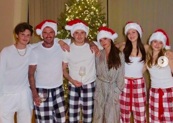 En pyjamas assortis, les Beckham partagent un adorable portrait de famille