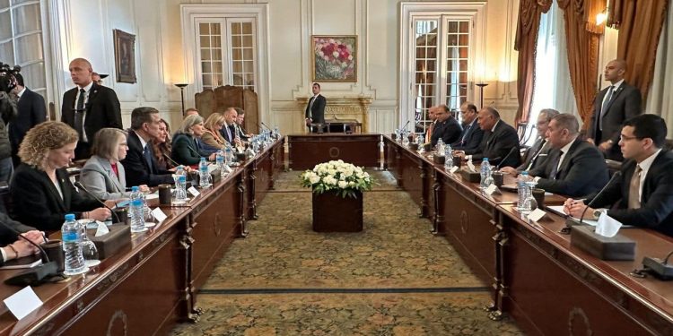 Choucri lors des entretiens avec une délégation de parlementaires américains 2 - Le Progrès Egyptien Choucri lors des entretiens avec une délégation de parlementaires américains 1 - Le Progrès Egyptien