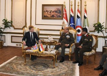 Le ministre de la Défense s’entretient avec son homologue britannique