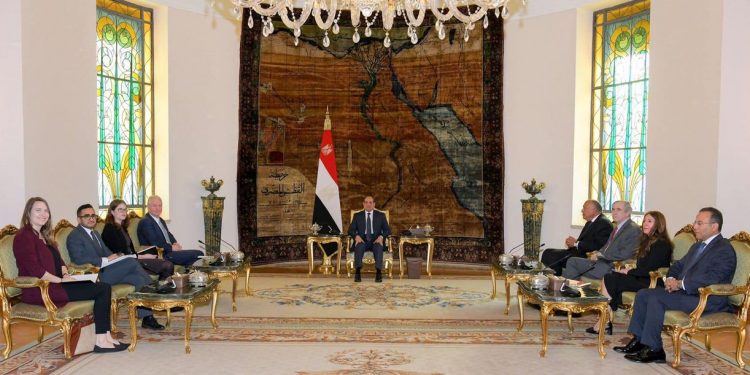 Le Président Al-Sissi reçoit une délégation de sénateurs américains 2 - Le Progrès Egyptien Le Président Al-Sissi reçoit une délégation de sénateurs américains 1 - Le Progrès Egyptien