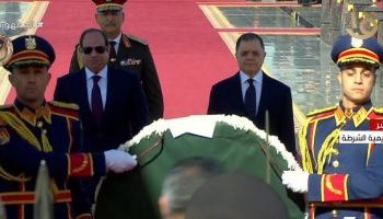 Une couronne de fleurs sur le Mémorial des martyrs de la Police