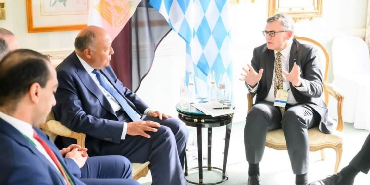 Choucri rencontre le chef de la Chancellerie d'État de Bavière en marge de la conférence de Munich sur la sécurité 2 - Le Progrès Egyptien Choucri rencontre le chef de la Chancellerie d'État de Bavière en marge de la conférence de Munich sur la sécurité 1 - Le Progrès Egyptien