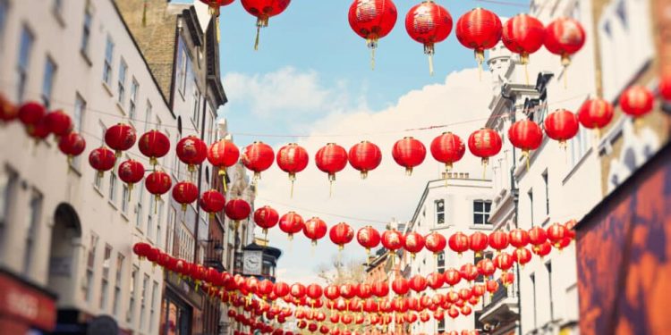 Fêter l'Amour, la clef d'or de tous les cœurs  1 - Le Progrès Egyptien View of Chinese lanterns in Chinatown in London