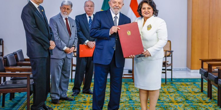 L'ambassadrice d'Egypte au Brésil présente ses lettres de créance au président brésilien 2 - Le Progrès Egyptien L'ambassadrice d'Egypte au Brésil présente ses lettres de créance au président brésilien 1 - Le Progrès Egyptien