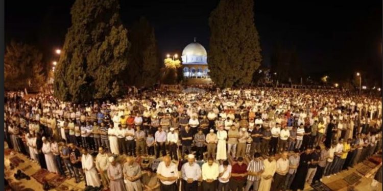 35 mille Palestiniens accomplissent les prières de Tarawih à la mosquée Al-Aqsa 2 - Le Progrès Egyptien 35 mille Palestiniens accomplissent les prières de Tarawih à la mosquée Al-Aqsa 1 - Le Progrès Egyptien