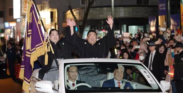 Sumo : Un jeune lutteur rentre dans l’histoire 1 - Le Progrès Egyptien