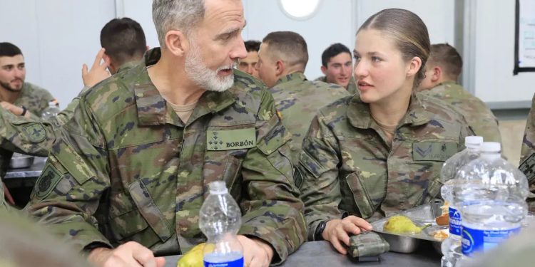 Leonor d’Espagne, entraînement militaire sous l’œil averti du roi 2 - Le Progrès Egyptien Leonor d’Espagne, entraînement militaire sous l’œil averti du roi 1 - Le Progrès Egyptien