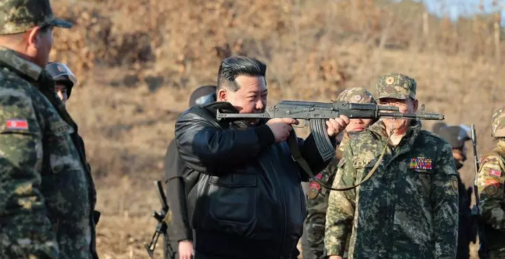 Corée du Nord : Kim brandit une arme dans une base d'entraînement 1 - Le Progrès Egyptien