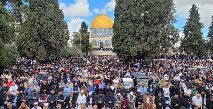 Des Palestiniens affluent à Al-Aqsa pour la 1ère prière du vendredi du mois de Ramadan 2 - Le Progrès Egyptien Des Palestiniens affluent à Al-Aqsa pour la 1ère prière du vendredi du mois de Ramadan 1 - Le Progrès Egyptien