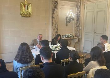 Soirée amicale et dialogue ouvert entre l’ambassadeur d’Egypte à Paris et les étudiants égyptiens