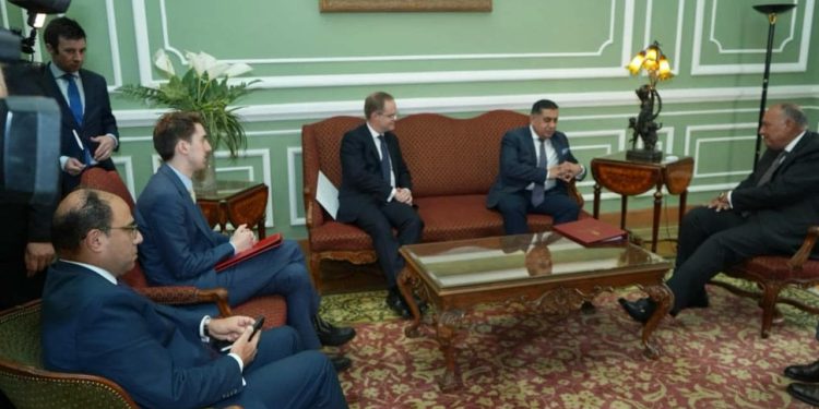 Choucri s’entretient avec le ministre d’Etat britannique pour le Moyen-Orient et l’Afrique du Nord 1 - Le Progrès Egyptien