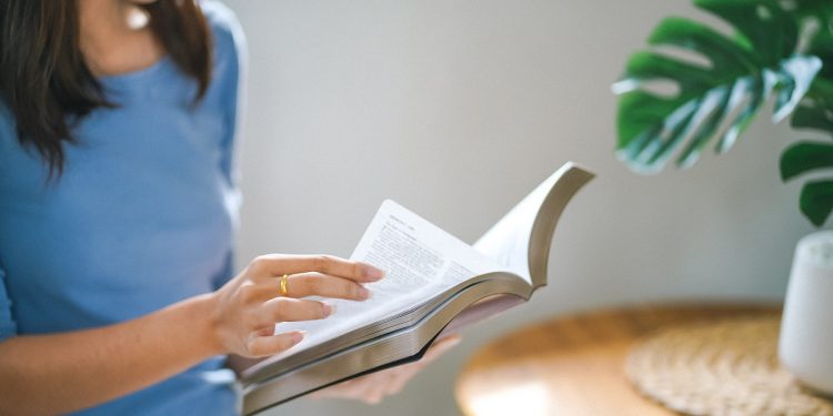 Femme et entrepreneur : Des livres inspirants À LIRE 1 - Le Progrès Egyptien Women reading book and relaxing at home and comfort in front of opened book.