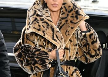 Kim Kardashian poursuit son marathon mode à Paris