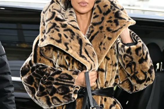 Kim Kardashian poursuit son marathon mode à Paris 2 - Le Progrès Egyptien Kim Kardashian poursuit son marathon mode à Paris 1 - Le Progrès Egyptien
