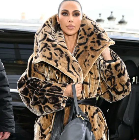 Kim Kardashian poursuit son marathon mode à Paris 2 - Le Progrès Egyptien Kim Kardashian poursuit son marathon mode à Paris 1 - Le Progrès Egyptien