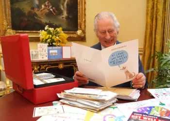 Charles III prend connaissance de lettres de soutien