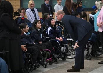 William en visite à une école: Messages des écoliers à Kate