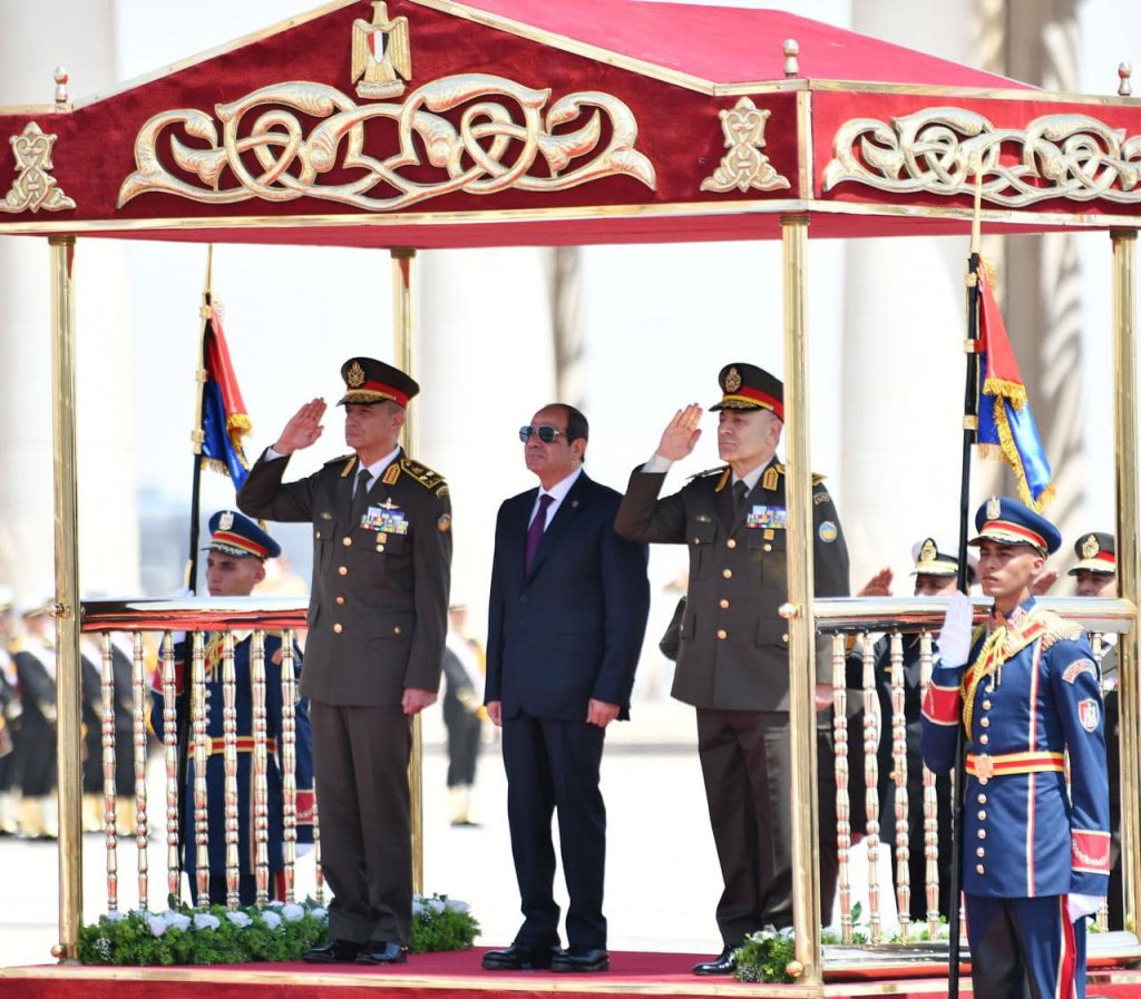 Al-Sissi dépose une gerbe de fleurs au mémorial de la Place du Peuple 4 - Le Progrès Egyptien Al-Sissi dépose une gerbe de fleurs au mémorial de la Place du Peuple 3 - Le Progrès Egyptien