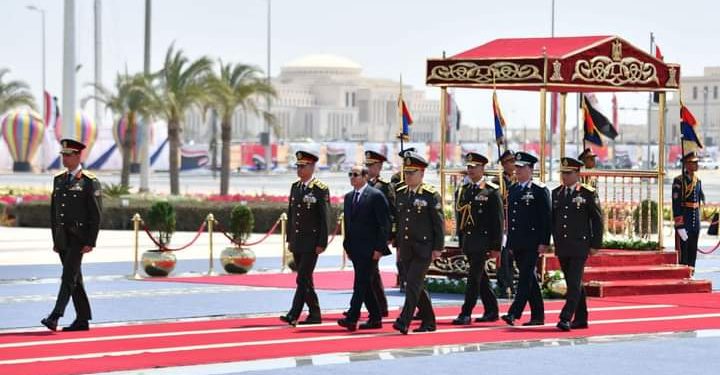 Le Président dépose une gerbe de fleurs au mémorial de la Place du Peuple 2 - Le Progrès Egyptien Le Président dépose une gerbe de fleurs au mémorial de la Place du Peuple 1 - Le Progrès Egyptien