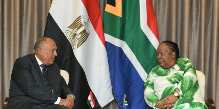 Pretoria: Choucri tient une séance de consultations avec son homologue sud-africaine 2 - Le Progrès Egyptien Pretoria: Choucri tient une séance de consultations avec son homologue sud-africaine 1 - Le Progrès Egyptien