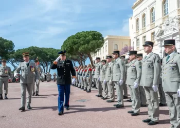 Prince Albert II, présence symbolique à la remise des képis blancs