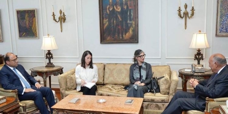 Choucri s’entretient avec la rapporteuse spéciale de l’ONU sur la situation des droits de l’Homme dans les territoires palestiniens 2 - Le Progrès Egyptien Choucri s’entretient avec la rapporteuse spéciale de l’ONU sur la situation des droits de l’Homme dans les territoires palestiniens 1 - Le Progrès Egyptien