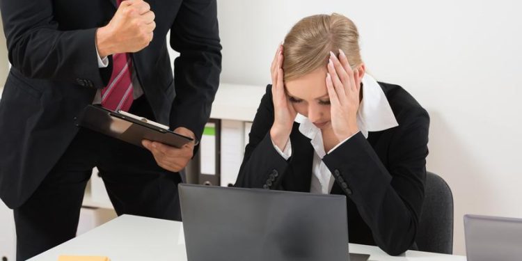 Etes-vous un maniaque de contrôle? 1 - Le Progrès Egyptien Boss With Clipboard Blaming To The Female Employee For Bad Results