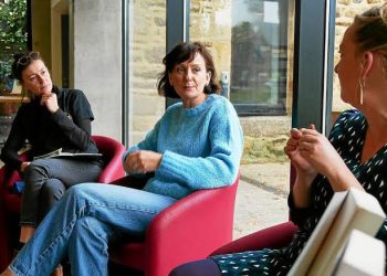  “À pleurer tout nous condamne”, mystère familial et enquête policière