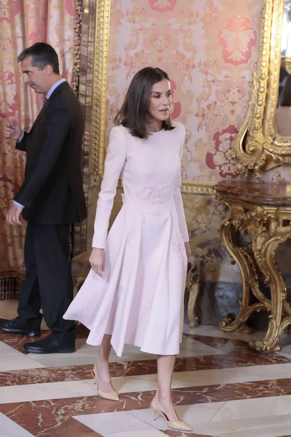 Letizia d’Espagne sort la petite robe rose, pari réussi 4 - Le Progrès Egyptien Letizia d’Espagne sort la petite robe rose, pari réussi 3 - Le Progrès Egyptien
