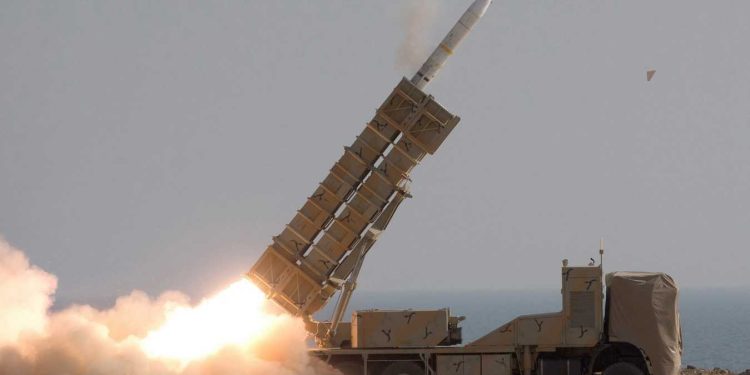 This handout image provided by the Iranian Army Office on November 8, 2021, shows Iranian soldiers firing a missile during a military exercise on the shore of the Oman sea in the coastal region of Balushistan. (Photo by ARMY OFFICE / AFP) / === RESTRICTED TO EDITORIAL USE - MANDATORY CREDIT "AFP PHOTO / HO / IRANIAN ARMY OFFICE" - NO MARKETING NO ADVERTISING CAMPAIGNS - DISTRIBUTED AS A SERVICE TO CLIENTS ===