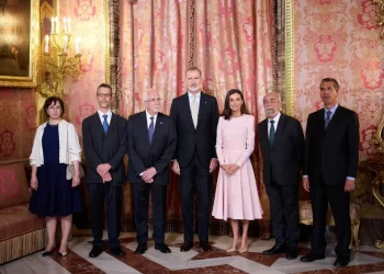 Letizia d’Espagne sort la petite robe rose, pari réussi