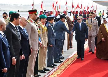 Sommet arabe: Al-Sissi rencontre le roi de Bahreïn