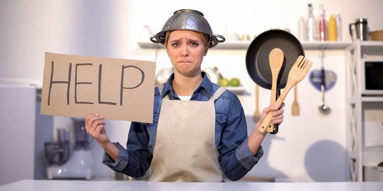 Conseils pour cuisiner plus facilement 1 - Le Progrès Egyptien Inexperienced housewife asking for help in cooking, wearing pot on head, joke