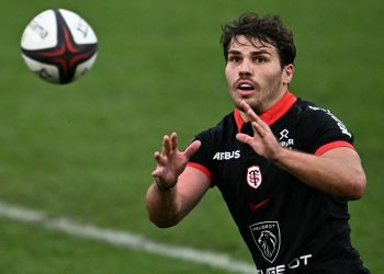 Antoine Dupont relayeur de la flamme olympique à Toulouse