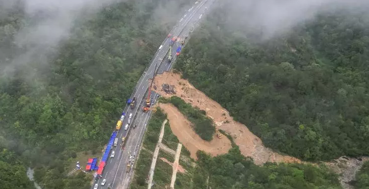 Effondrement d’une autoroute en Chine: Les opérations de sauvetage se poursuivent 2 - Le Progrès Egyptien Effondrement d’une autoroute en Chine: Les opérations de sauvetage se poursuivent 1 - Le Progrès Egyptien
