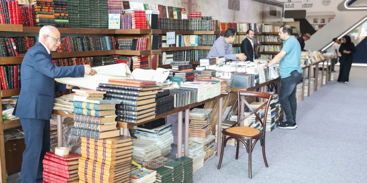 Salon d’Abou Dhabi : Un voyage dans le temps avec les rarissimes de livres au pavillon du “Mur de l’Ezbekiyeh” 2 - Le Progrès Egyptien Salon d’Abou Dhabi : Un voyage dans le temps avec les rarissimes de livres au pavillon du “Mur de l’Ezbekiyeh” 1 - Le Progrès Egyptien