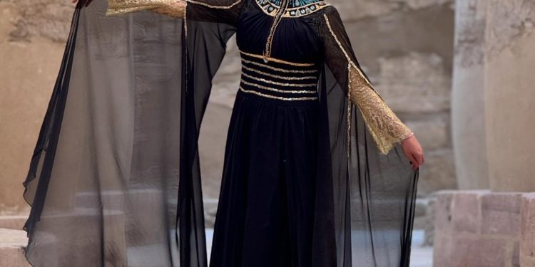 Temple de Karnak : La 1ère robe conçue par l'IA, inspirée de la civilisation égyptienne 2 - Le Progrès Egyptien Temple de Karnak : La 1ère robe conçue par l'IA, inspirée de la civilisation égyptienne 1 - Le Progrès Egyptien