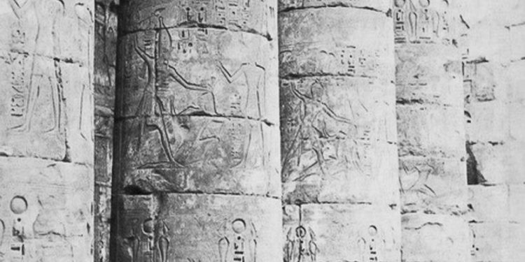 Une rare photo du Khédive Tawfik avec sa femme Amina visitant le temple de Karnak en 1891 1 - Le Progrès Egyptien
