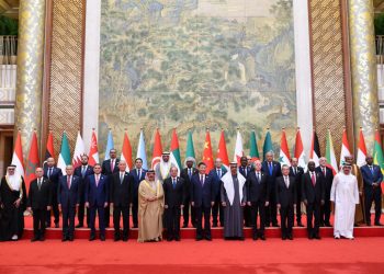 Al-Sissi pose pour la photo de famille avec les leaders participants au Forum sino-arabe