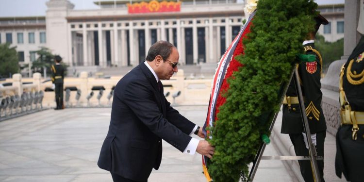 Pékin : Al-Sissi dépose une couronne de fleurs sur le Mémorial du Soldat inconnu 1 - Le Progrès Egyptien