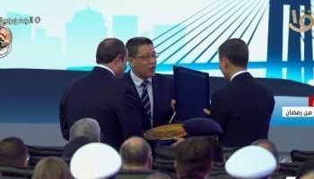 Le PDG du groupe Haier présente un cadeau souvenir au Président Al-Sissi