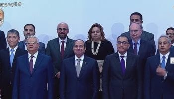 Le Président Al-Sissi pose pour une photo souvenir avec les travailleurs du Complexe Haier