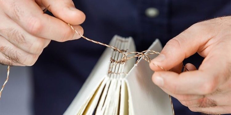 Les relieurs, des artisans au doigté donnant vie aux livres 1 - Le Progrès Egyptien