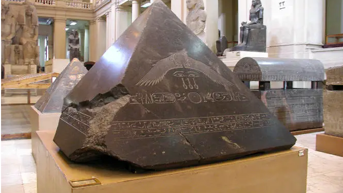 La Pyramide noire de Benben continue à être énigmatique 2 - Le Progrès Egyptien La Pyramide noire de Benben continue à être énigmatique 1 - Le Progrès Egyptien