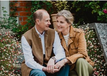 Sophie dans les bras d’Edward pour leurs 25 ans de mariage